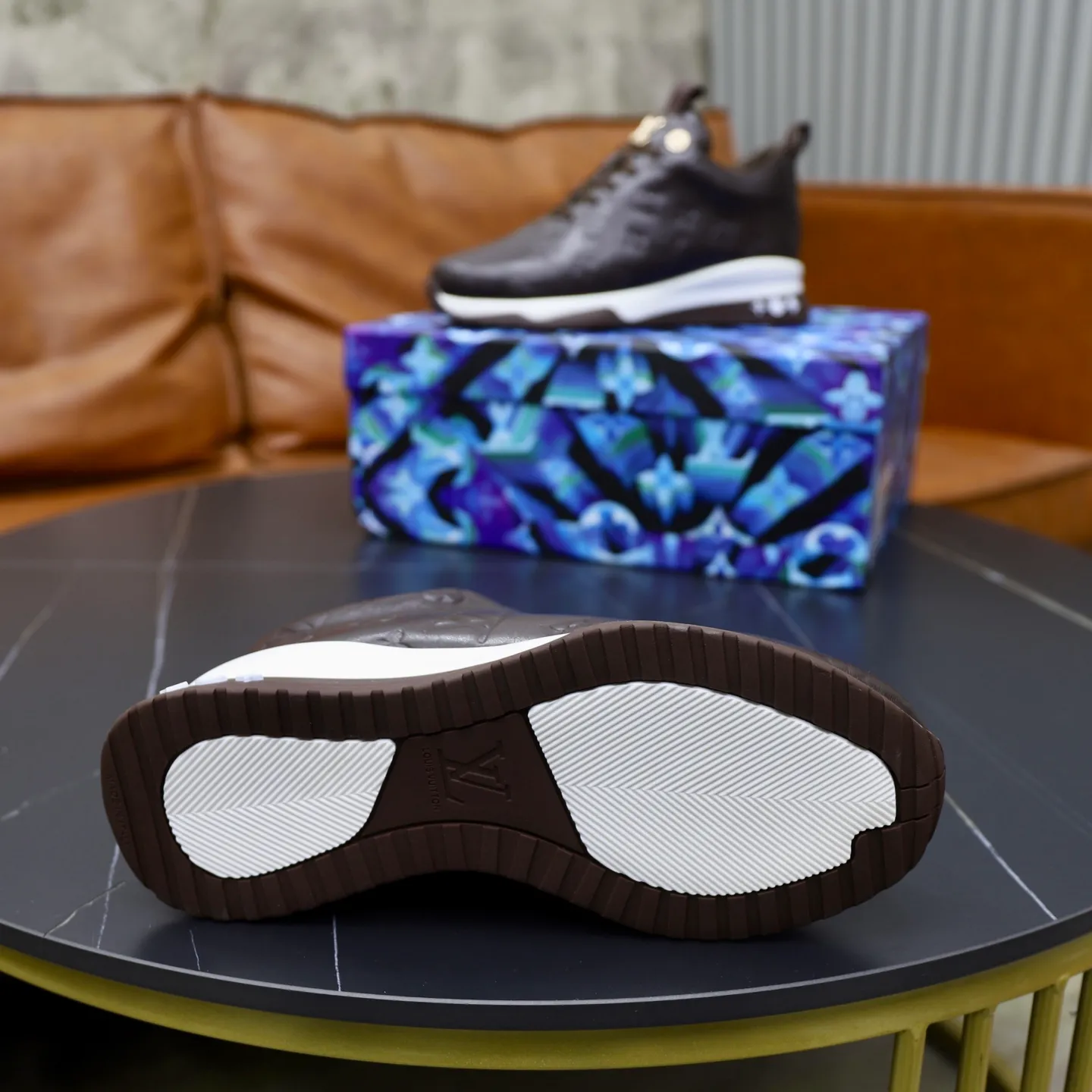 Factory price: 520💰【LV】Louis Vuitton is a high-end brand of men's shoes, new models on the market, top luxury brand, the latest fashionable casual men's shoes, trendy and versatile style, relaxed and sporty style, calfskin upper and ultra-fine workmanship. The original personalized fashionable rubber wear-resistant outsole is light and comfortable on the foot. Code number: 39-44 (45, 46 customized)